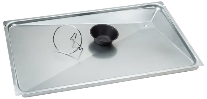 Rektangulær bakke af metal med hævede kanter, der har en lille sort plasttragt og et cirkulært metalstativ placeret på overfladen. Bakken har en glat, reflekterende overflade og en let hældning mod det ene hjørne, sandsynligvis til afløb.