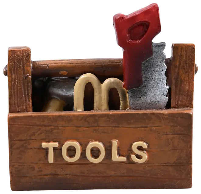 Brun værktøjskasse med "TOOLS" på fronten, indeholder små værktøjer som en sav med rød håndtag og andre genstande. Fremstillet af malet materiale, dekorativ eller sjov brug.