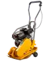 Gul pladevibrator med robust metalhåndtag, benzinmotor og beskyttende dæksel. Velegnet til komprimering af jord, grus eller asfalt. Let at manøvrere med baghjul.