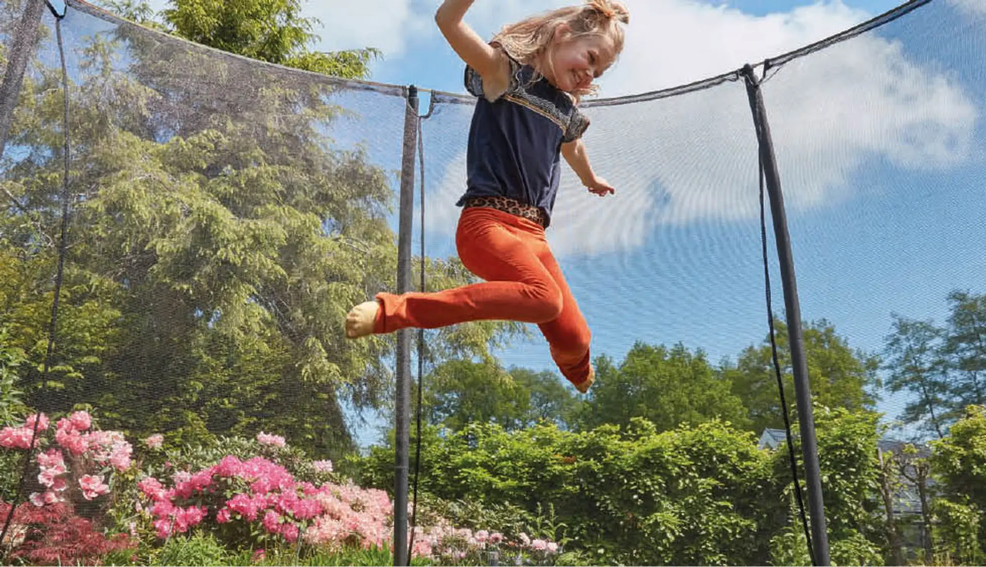 Barn på trampolin