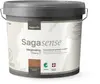 5-liters spand Sagacolor Sagasense vægmaling, indendørs brug, halvmat finish (glans 7), miljømærket, slidstærk og vaskbar, med gråt låg og metalhank.