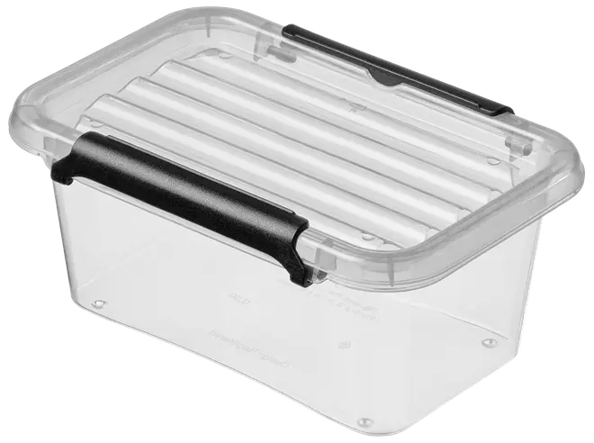 Genomskinlig plastförvaringslåda med räfflat lock och två svarta låshandtag på sidorna. Perfekt för att organisera och förvara olika saker.