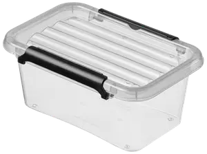 Gennemsigtig plastopbevaringsboks med ribbet, gennemsigtigt låg og to sorte låsehåndtag på siderne. Perfekt til opbevaring og organisering af diverse ting.
