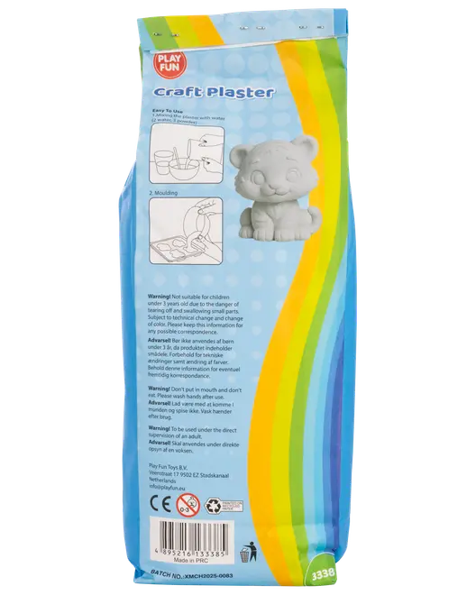 Pose med Play Fun hobbygips til støbning og kreativt arbejde, blå baggrund med regnbuestriber, instruktioner og eksempel på bjørnefigur. Velegnet til kreative gipsprojekter.