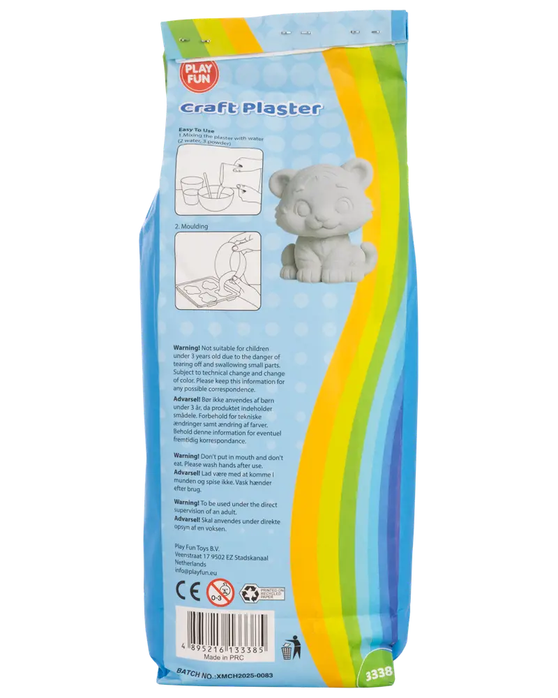 Pose med Play Fun hobbygips til støbning og kreativt arbejde, blå baggrund med regnbuestriber, instruktioner og eksempel på bjørnefigur. Velegnet til kreative gipsprojekter.