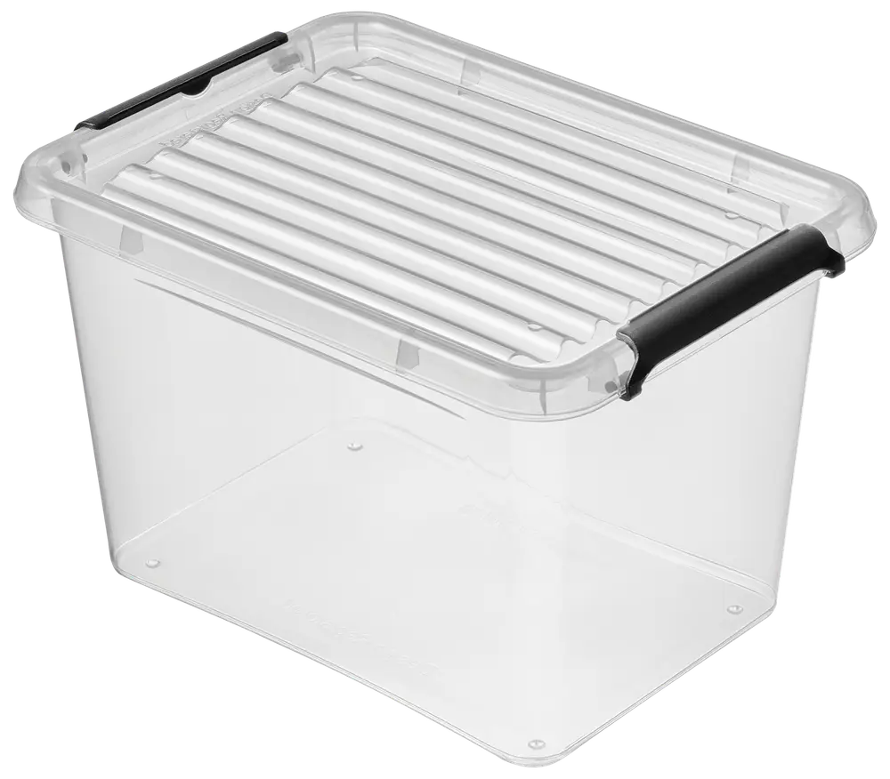 Gennemsigtig plastikopbevaringsboks med rillet låg og sorte håndtag på siderne. Holdbar og stabelbar til opbevaring af forskellige husholdnings- eller kontorartikler.