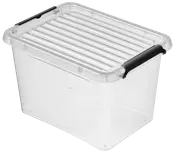 Gennemsigtig plastikopbevaringsboks med rillet låg og sorte håndtag på siderne. Holdbar og stabelbar til opbevaring af forskellige husholdnings- eller kontorartikler.