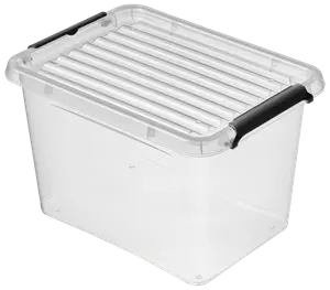 Gennemsigtig plastikopbevaringsboks med rillet låg og sorte håndtag på siderne. Holdbar og stabelbar til opbevaring af forskellige husholdnings- eller kontorartikler.