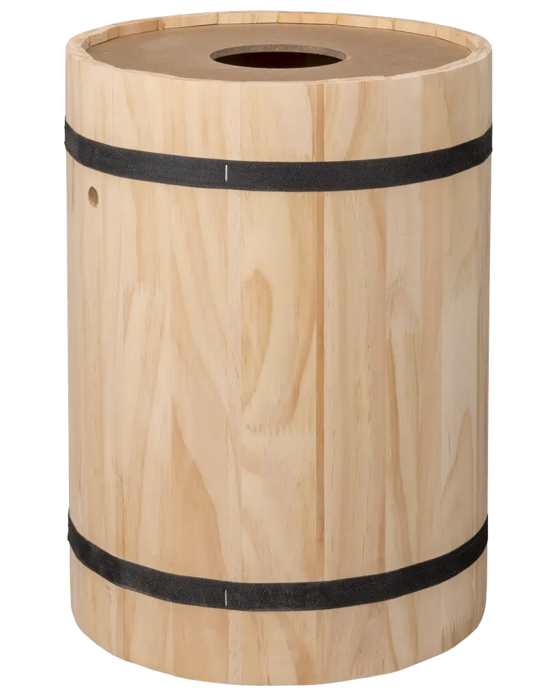 Rund affaldsspand i træ med naturfinish, to sorte metalbånd og cirkulært hul i toppen. Enkel, rustik stil til indendørs brug.