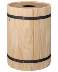 Rund affaldsspand i træ med naturfinish, to sorte metalbånd og cirkulært hul i toppen. Enkel, rustik stil til indendørs brug.