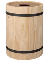 Rund affaldsspand i træ med naturfinish, to sorte metalbånd og cirkulært hul i toppen. Enkel, rustik stil til indendørs brug.
