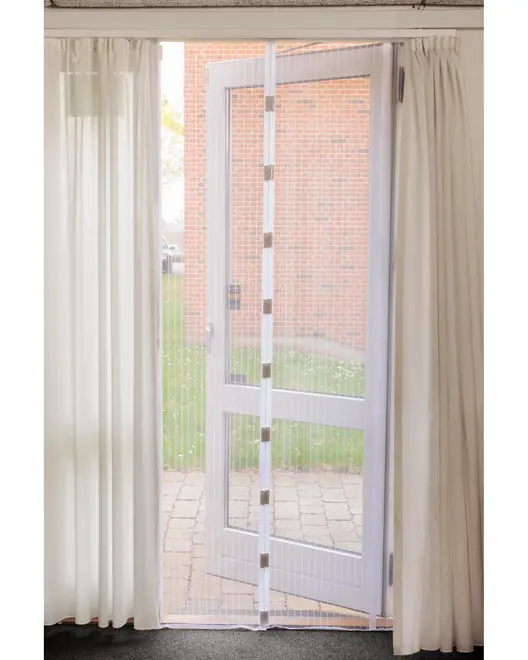 Hvid magnetisk insektnet til dør, passer over døråbninger, lader frisk luft ind og holder insekter ude. Nem montering, åbnes og lukkes med magneter, med sidegardiner.
