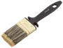 Flad malerpensel med sort plastikhåndtag, guldfarvet metalbånd og naturbørster. Håndtaget har ophængshul og 'Schuster' logo. Børsten er 50 mm bred.