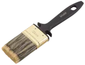 Platt pensel med svart plasthandtag, guldfärgat metallfäste och naturborst. Handtaget har upphängningshål och 'Schuster'-märke. Borsten är 50 mm bred.