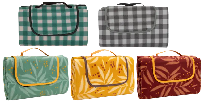 Sæt med fem foldbare picnic-tæpper med håndtag, ternede og bladmønstre i grøn, grå, turkis, gul og rød. Vandafvisende materiale, kompakt og nem at transportere.
