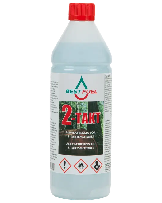 En-liters flaske Best Fuel 2-Takt alkylatbenzin til 2-taktsmotorer, med rød skruelåg og sikkerhedssymboler for brandfare, sundhedsrisiko og miljøfare på etiketten.