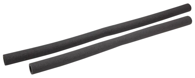 To sorte rørisoleringer af skum, cylindriske og hule, designet til at passe omkring rør for termisk isolering og beskyttelse mod kondens og frost. Ensartet tykkelse og længde.