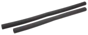 Två svarta rörisoleringar av skum, cylindriska och ihåliga, avsedda att skydda rör mot kyla, kondens och frost. Båda har jämn tjocklek och längd.