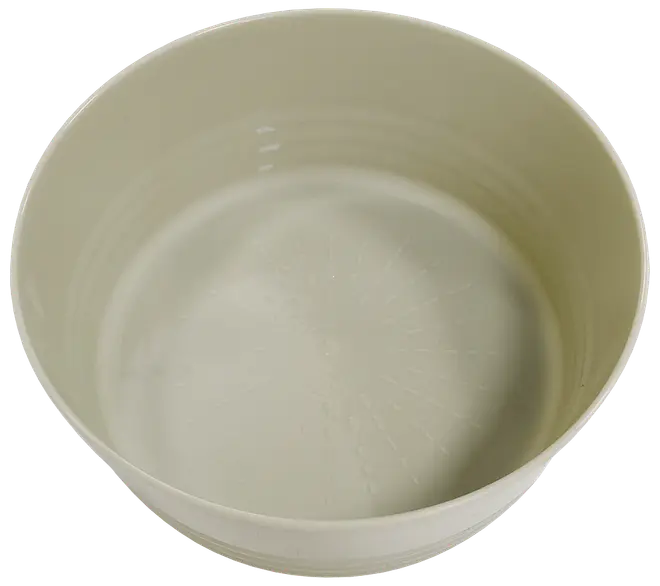 Rund, beige plastikbeholder med glatte sider og flad bund. Velegnet til opbevaring eller blanding, let og holdbar, uden synlige håndtag eller låg.