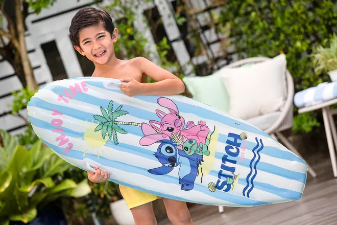 Børnebodyboard med blå og hvide striber, motiv af Stitch og Angel, palme, sol og teksten “Enjoy Time”. Letvægts, velegnet til børn, perfekt til pool eller strand.