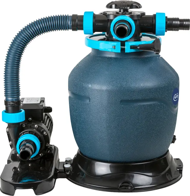Stor blå og sort sandfilterpumpe til swimmingpools med rund tank, tilsluttet motor, fleksibel slange og flere blå fittings til effektiv vandfiltrering og cirkulation.