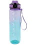 Transparent vandflaske med blå-lilla gradient, flip-låg, bærestrop og målemarkeringer. Robust plast, perfekt til sport eller daglig brug. Moderne og stilfuldt design.