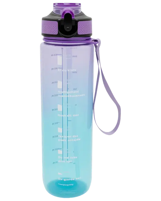 Transparent vandflaske med blå-lilla gradient, flip-låg, bærestrop og målemarkeringer. Robust plast, perfekt til sport eller daglig brug. Moderne og stilfuldt design.