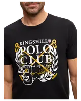 Svart herr-t-shirt med "Kingshill Polo Club"-tryck, korsade poloklubbor, lagerkrans, siffran 3 och vit/gul text på bröstet.