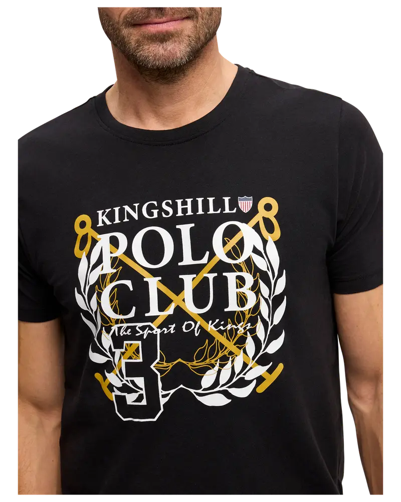 Svart herr-t-shirt med "Kingshill Polo Club"-tryck, korsade poloklubbor, lagerkrans, siffran 3 och vit/gul text på bröstet.