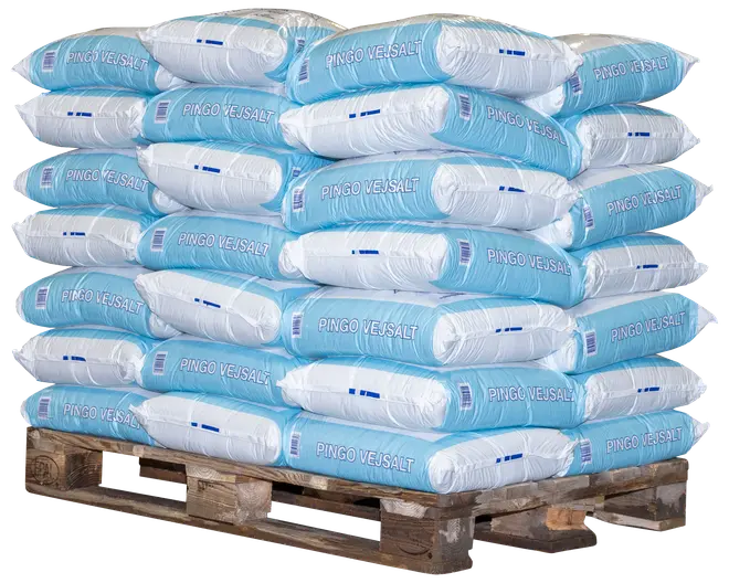 En palle stablet med flere blå og hvide sække mærket 'PINGO VEJSALT', der indeholder vejsalt. Sækkene er pænt arrangeret og klar til transport og opbevaring.