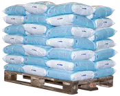 En palle stablet med flere blå og hvide sække mærket 'PINGO VEJSALT', der indeholder vejsalt. Sækkene er pænt arrangeret og klar til transport og opbevaring.