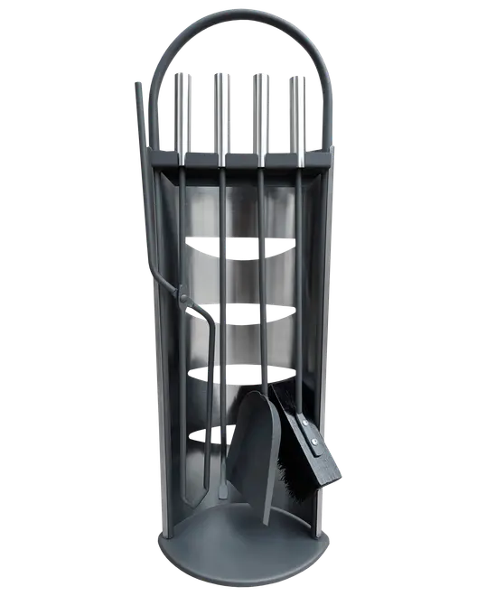 Metalsæt til pejs med stativ, indeholder ildrager, tang, skovl og kost. Elegant, moderne design i sort og sølv, perfekt til rengøring og vedligeholdelse af pejsen.