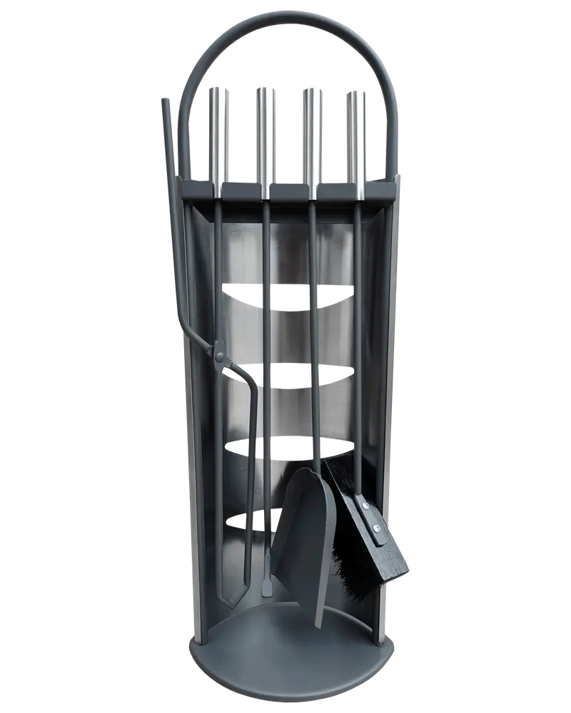 Metallset för eldstad med ställ, innehåller eldgaffel, tång, skyffel och borste. Snygg, modern design i svart och silver, perfekt för rengöring av eldstäder.