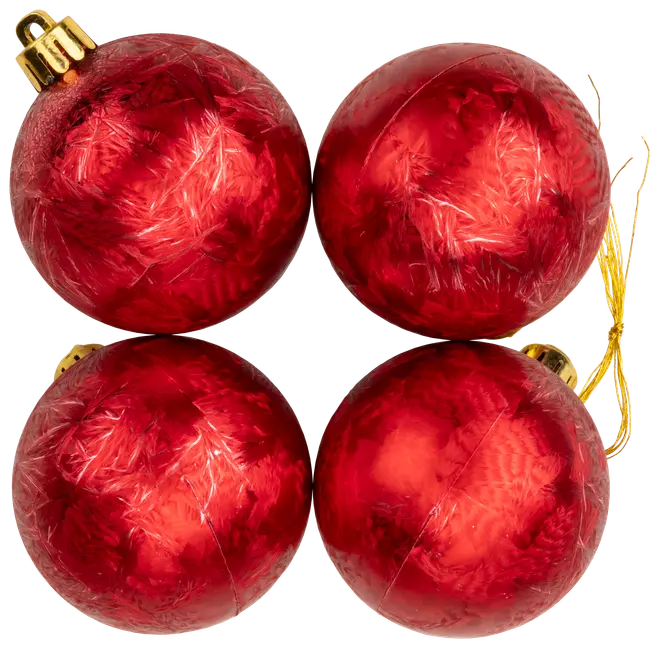 Sæt med fire skinnende røde julekugler med fjerlignende mønster og guldfarvede ophæng. Hver kugle har en guldsnor til ophængning på juletræet.