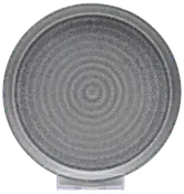 Rund keramiktallerken med mat mørkegrå finish og koncentriske cirkulære riller. Moderne, minimalistisk design, velegnet til servering eller dekoration.
