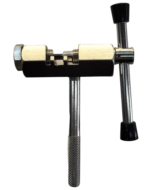 Metalkædeafbryder med rillet håndtag og drejepind, designet til at fjerne eller montere kædebolte på cykler eller motorcykler. Kompakt og holdbar med sorte plastgreb.