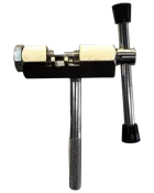 Metalkædeafbryder med rillet håndtag og drejepind, designet til at fjerne eller montere kædebolte på cykler eller motorcykler. Kompakt og holdbar med sorte plastgreb.