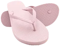 Lyserøde gummiflipflops med teksturerede såler og mønstrede remme. Klassisk, enkel stil til afslappet brug, strand eller pool. Holdbare, lette og nemme at rengøre.