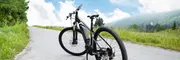 Elektrisk mountainbike med brede dæk, forgaffelaffjedring, skivebremser og robust stel. Velegnet til terrænkørsel. Mat sort finish, ergonomisk styr og justerbart sæde.