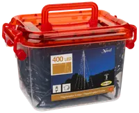 Låda med 400 varmvita LED flaggstångsljus, 9 meter långa, för utomhusbruk. Levereras i genomskinlig plastlåda med rött lock och bärhandtag.