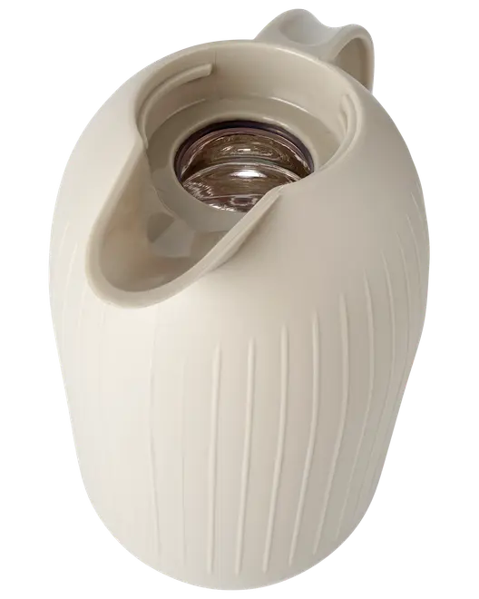 Beige termoskanna med vertikala ränder, bred pip och ergonomiskt handtag. Glasinsats för isolering. Modern, rundad design för varma eller kalla drycker.