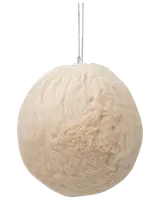 Rund juldekoration täckt av mjuk, beige fuskpäls med silverfärgad hängögla, perfekt för en mysig och modern känsla i julgranen.