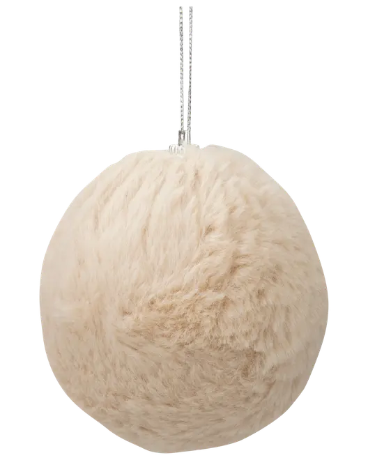 Rund juleornament dækket af blød, beige kunstpels med sølvfarvet ophæng, der giver et hyggeligt og moderne udtryk til juletræet eller dekorationer.
