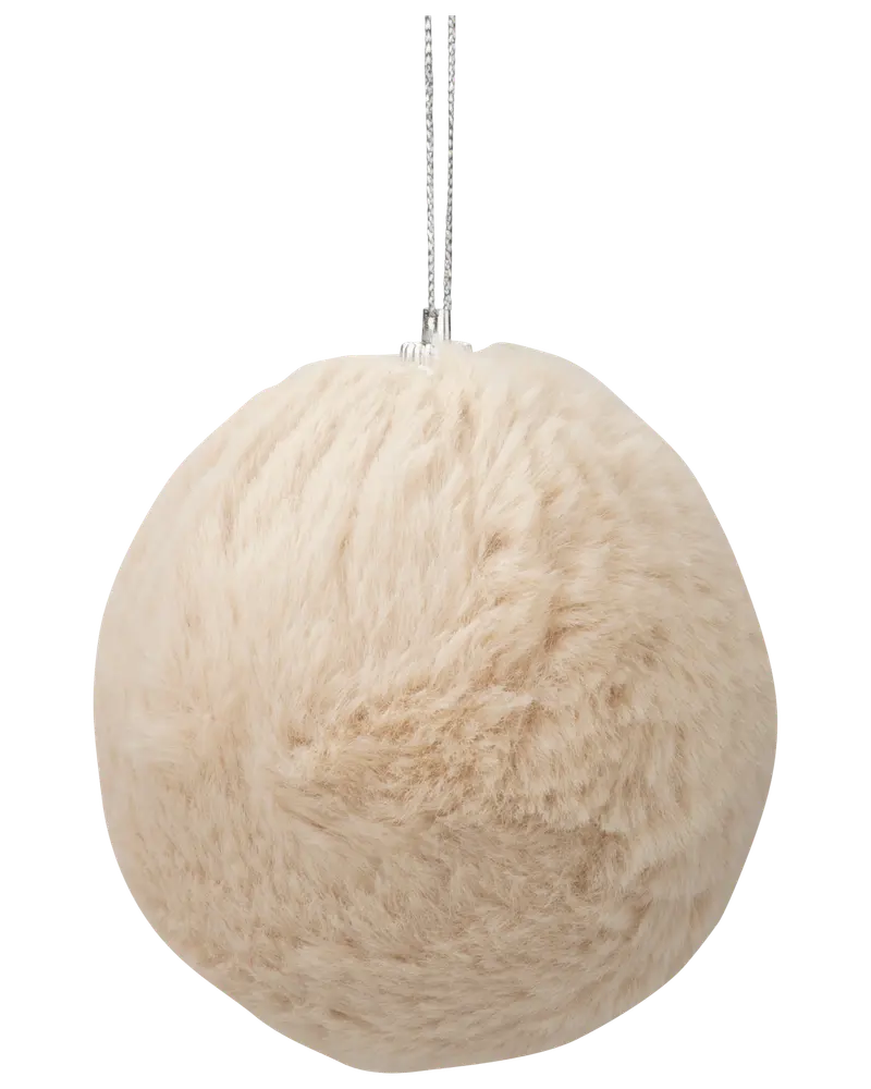 Rund juldekoration täckt av mjuk, beige fuskpäls med silverfärgad hängögla, perfekt för en mysig och modern känsla i julgranen.