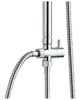 Handhållen bidéspruta i krom med flexibel slang i rostfritt stål och spakventil för vattenflödeskontroll. Modern, stilren design för badrum.