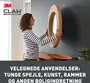 Rundt spejl med træramme hænges på mørk væg, viser 3M CLAW ophængningsløsning. Velegnet til tunge spejle, kunst, rammer og boligindretning. Moderne interiør.