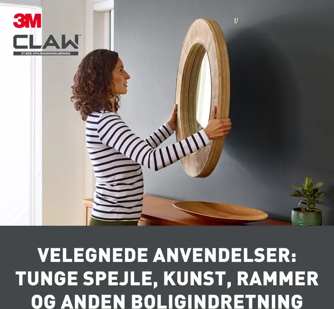 Rundt spejl med træramme hænges på mørk væg, viser 3M CLAW ophængningsløsning. Velegnet til tunge spejle, kunst, rammer og boligindretning. Moderne interiør.