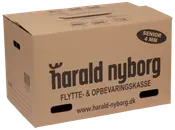 Solid flytte- og opbevaringskasse af pap med håndtag, mærket 'Harald Nyborg'. 4 mm tykkelse, trykte instruktioner og skrivefelt. Perfekt til opbevaring og flytning.