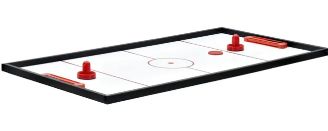 Kompakt bord-airhockeyspil med hvid spilleflade, sort kant, to røde håndtag, én rød puck og to røde mål. Perfekt til indendørs underholdning og nem opbevaring.