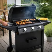 Person laver mad på grill med 3 brændere på træterrasse